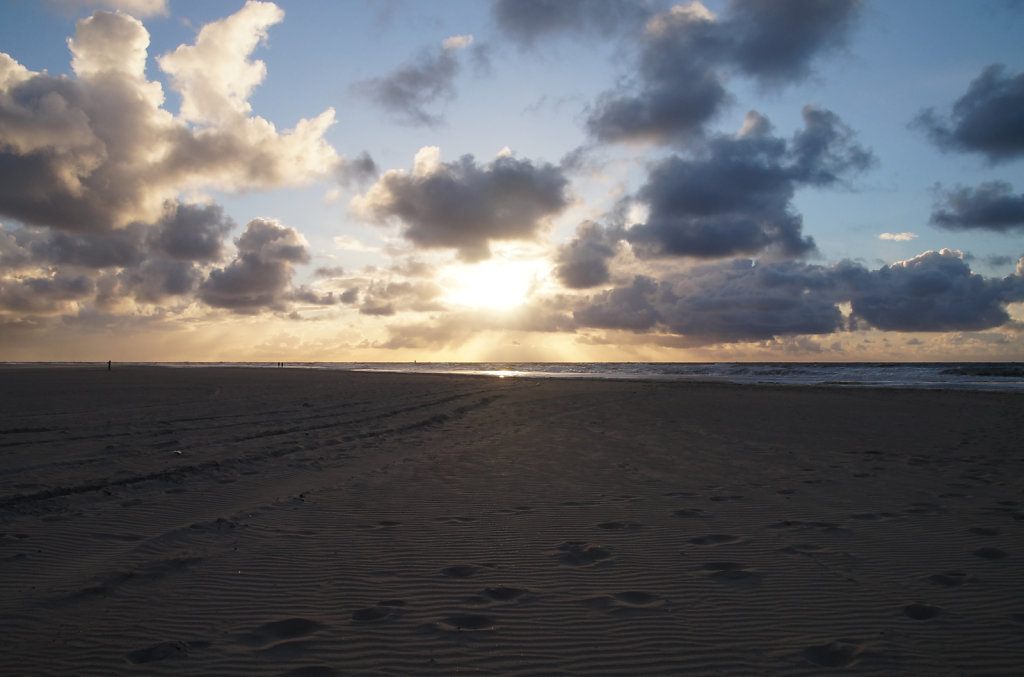 Noordzeestrand bij zonsondergang